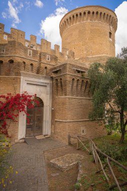 İtalya 'nın Ostia Antica kentindeki ortaçağ şatosunun resmi
