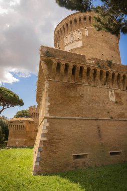 İtalya 'nın Ostia Antica kentindeki ortaçağ şatosunun resmi