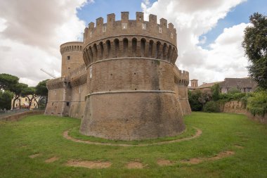 İtalya 'nın Ostia Antica kentindeki ortaçağ şatosunun resmi