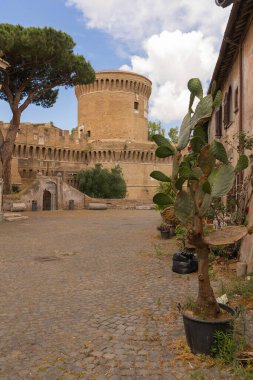 İtalya 'nın Ostia Antica kentindeki ortaçağ şatosunun resmi