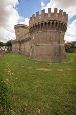 İtalya 'nın Ostia Antica kentindeki ortaçağ şatosunun resmi