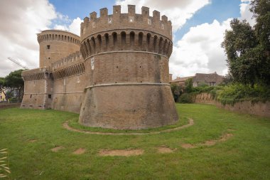 İtalya 'nın Ostia Antica kentindeki ortaçağ şatosunun resmi