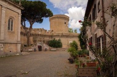 İtalya 'nın Ostia Antica kentindeki ortaçağ şatosunun resmi