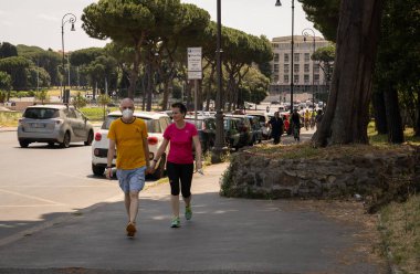 Roma, İtalya - 24 Mayıs 2020, Coronavirus salgını sırasında Roma sokaklarında maskeli insanlar