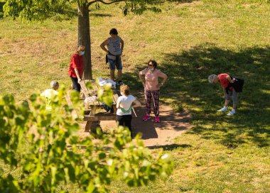 Roma, İtalya - 07 Mayıs 2020, Roma, İtalya 'da kendilerini izole ettikleri sırada tıbbi maskeli insanlar