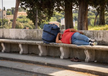 Roma, İtalya - 24 Mayıs 2020, Roma 'da Coronavirus salgını sırasında bir bankta uyuyan aşırı kilolu adam, İtalya