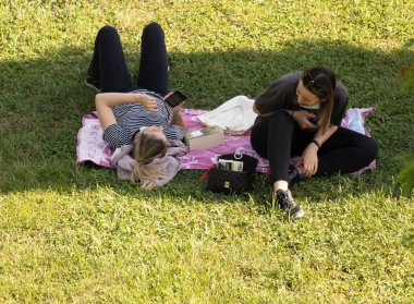 Roma, İtalya - 21 Mayıs 2020, Roma, İtalya 'da kendilerini izole ettikleri sırada tıbbi maskeli insanlar