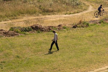 Roma, İtalya - 21 Mayıs 2020, Roma, İtalya 'da kendilerini izole ettikleri sırada tıbbi maskeli insanlar