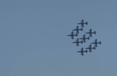 Roma, İtalya - 2 Haziran 2020, İtalya 'nın başkenti Roma' da düzenlenen Cumhuriyet Günü 'nden önce Akrobatik İtalyan hafif saldırı uçakları eğitimi