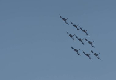 Roma, İtalya - 2 Haziran 2020, İtalya 'nın başkenti Roma' da düzenlenen Cumhuriyet Günü 'nden önce Akrobatik İtalyan hafif saldırı uçakları eğitimi