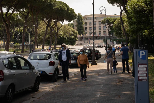 Roma, İtalya - 24 Mayıs 2020, Coronavirus salgını sırasında Roma sokaklarında maskeli insanlar