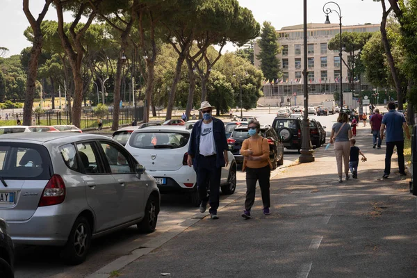 Ρώμη Ιταλία Μαΐου 2020 Άνθρωποι Ιατρικές Μάσκες Στους Δρόμους Της — Φωτογραφία Αρχείου