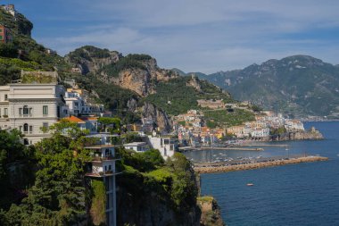 İtalya 'da Akdeniz kıyısındaki Amalfi şehri