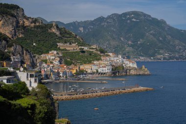 İtalya 'da Akdeniz kıyısındaki Amalfi şehri