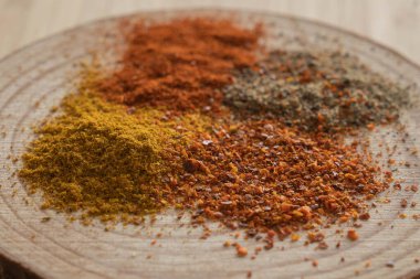 Ahşap bir stantta biber, kırmızı biber ve köri çeşitleri.