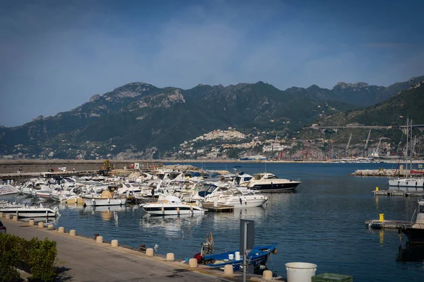 Vietri Konsolosu Mare, İtalya - 13 Haziran 2020, Vietnam konsolosu Mare şehir manzarası ve İtalya 'da Akdeniz kıyılarındaki tekneler