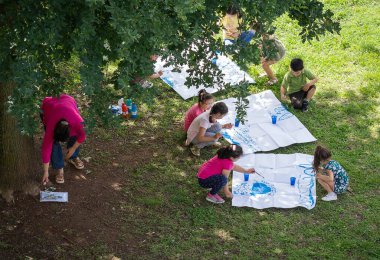 Roma, İtalya - 19 Haziran 2020, İtalya 'da bir Roma parkında açık hava çizim dersi