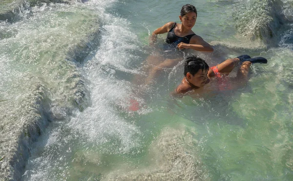Saturnia Italia Junio 2020 Dos Niños Asiáticos Tomando Baño Spa — Foto de Stock