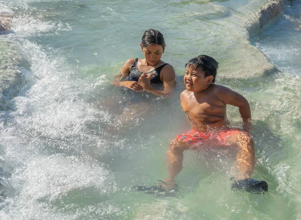 Saturnia Italia Junio 2020 Dos Niños Asiáticos Tomando Baño Spa — Foto de Stock