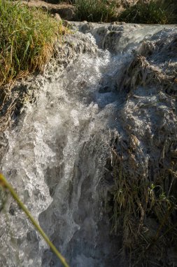 İtalya 'da Toskana' da Satürn 'de sıcak su kaynaklı doğal spa suyu.