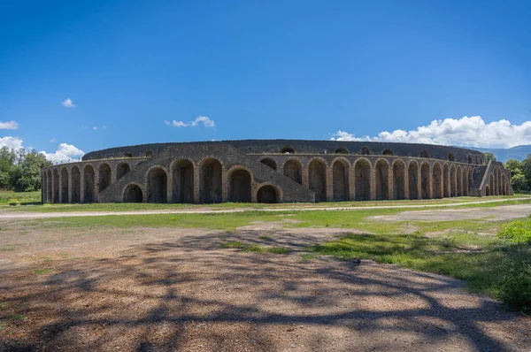 İtalya 'nın Campania kentindeki Vesuvius volkanı tarafından yok edilen antik Pompeii kentinin kalıntıları.