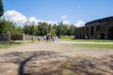 Pompei, İtalya - 14 Haziran 2020, Koronavirüs nedeniyle Pompei harabelerinde yürüyen maskeli insanlar