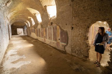 Pompei, İtalya - 14 Haziran 2020, Koronavirüs nedeniyle Pompei harabelerinde yürüyen maskeli insanlar