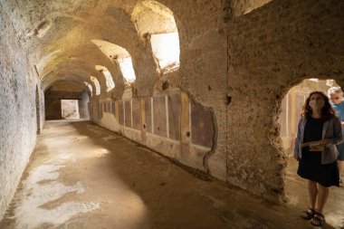 Pompei, İtalya - 14 Haziran 2020, Koronavirüs nedeniyle Pompei harabelerinde yürüyen maskeli insanlar
