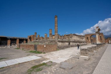 Pompei, İtalya - 14 Haziran 2020, Koronavirüs nedeniyle Pompei harabelerinde yürüyen maskeli insanlar