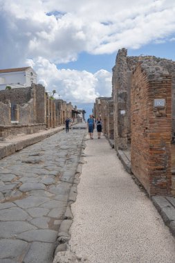 Pompei, İtalya - 14 Haziran 2020, Koronavirüs nedeniyle Pompei harabelerinde yürüyen maskeli insanlar