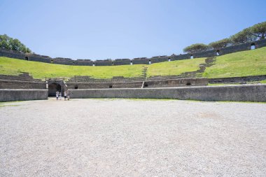Pompei, İtalya - 14 Haziran 2020, Koronavirüs nedeniyle Pompei harabelerinde yürüyen maskeli insanlar