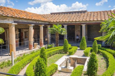 Pompei, İtalya - 14 Haziran 2020, Koronavirüs nedeniyle Pompei harabelerinde yürüyen maskeli insanlar