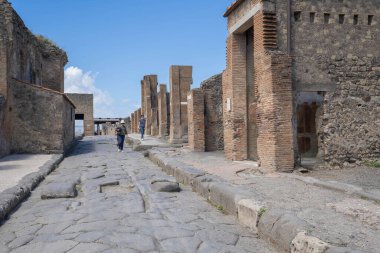 Pompei, İtalya - 14 Haziran 2020, Koronavirüs nedeniyle Pompei harabelerinde yürüyen maskeli insanlar