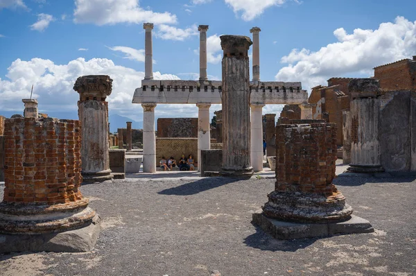 Pompei Italia Giugno 2020 Persone Mascherate Che Camminano Sulle Rovine — Foto Stock