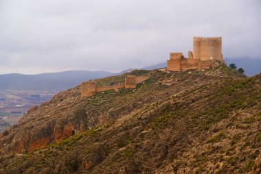 İspanya 'nın Jumilla kentindeki bir kalenin ve dağ manzarasının kalıntıları