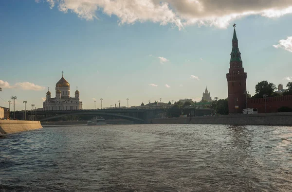 Vista Panorâmica Catedral Cristo Salvador Através Rio Moscou Moscou Rússia — Fotografia de Stock