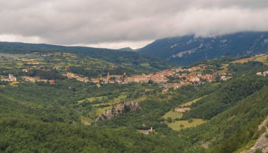 İtalya, Abruzzo 'daki Palena' ya manzaralı dağ manzarası