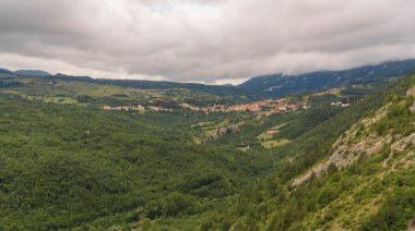 İtalya, Abruzzo 'daki Palena' ya manzaralı dağ manzarası