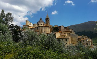 İtalya 'nın Abruzzo dağlarındaki güzel ortaçağ kasabası Cocullo