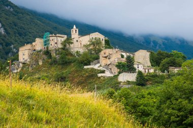 İtalya 'nın Abruzzo kentindeki Roccacaramanico köyünün dağ manzarası