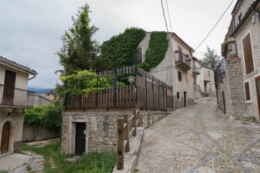 İtalya, Abruzzo 'da Ortaçağ Borgo Roccacaramanica sokakları