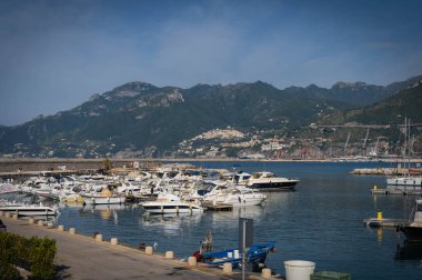 Salerno, İtalya - 13 Haziran 2020, Salerno şehir manzarası ve İtalya 'da Akdeniz kıyılarındaki tekneler