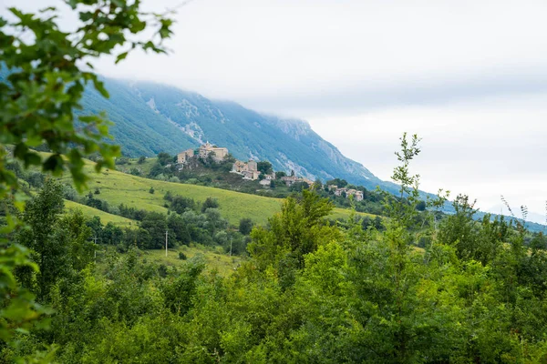 イタリアのアブルッツォ州のロカカラマニコ村の山の景色 — ストック写真