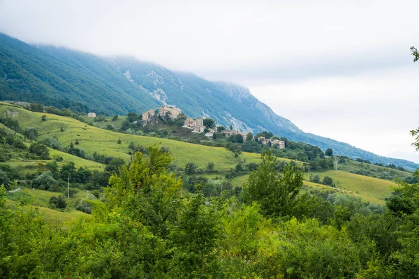 イタリアのアブルッツォ州のロカカラマニコ村の山の景色 — ストック写真