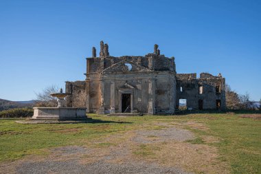 Monterano Doğal Koruma Alanı 'ndaki San Bonaventure Manastırı' ndaki kilise kalıntıları, İtalya 'daki Lazio.