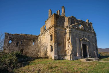 Monterano Doğal Koruma Alanı 'ndaki San Bonaventure Manastırı' ndaki kilise kalıntıları, İtalya 'daki Lazio.
