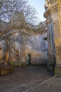 Monterano Doğal Koruma Alanı 'ndaki San Bonaventure Manastırı' ndaki kilise kalıntıları, İtalya 'daki Lazio.