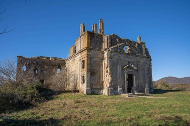 Monterano Doğal Koruma Alanı 'ndaki San Bonaventure Manastırı' ndaki kilise kalıntıları, İtalya 'daki Lazio.