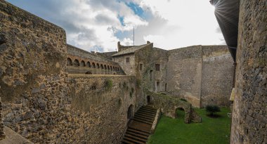 İtalya 'nın Lazio kentindeki Bracciano kasabasındaki ortaçağ kalesine bakın.