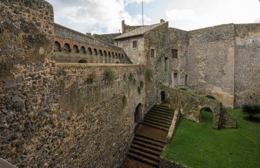 İtalya 'nın Lazio kentindeki Bracciano kasabasındaki ortaçağ kalesine bakın.